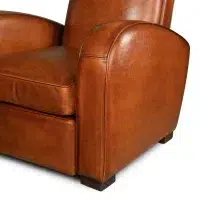 Fauteuil club cuir Hemingway havane, détail sur un accoudoir