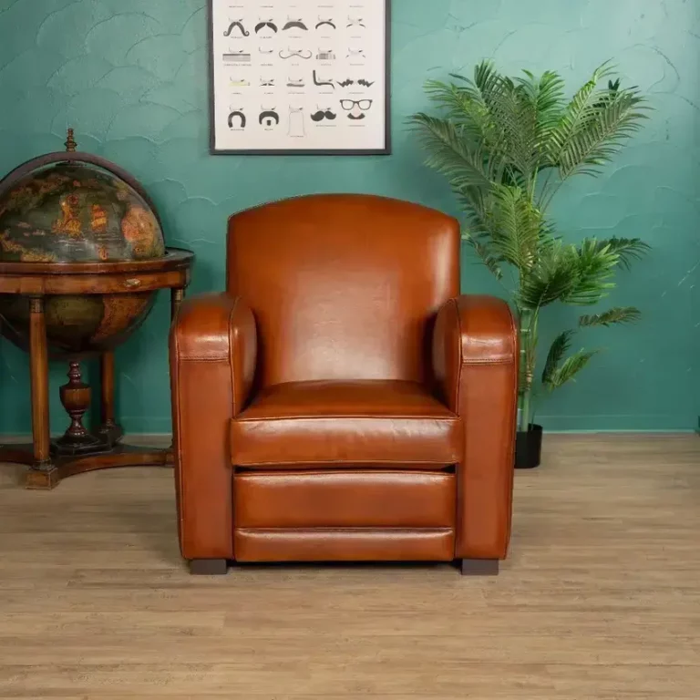 Fauteuil Club Grand Carré en cuir de basane havane, vue de face en ambiance élégante, assise profonde et lignes structurées.
