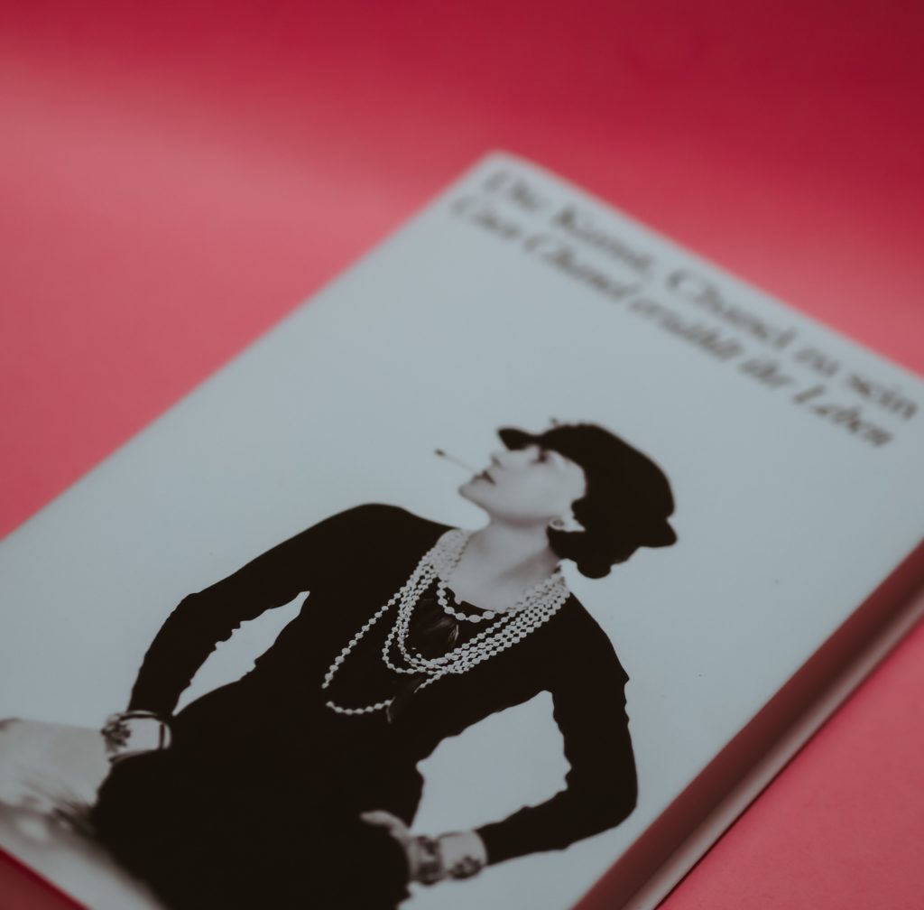 Couverture de livre avec photo en noir et blanc de la célèbre Coco Chanel