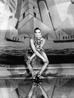 Joséphine Baker danse seule le Charleston sur scène, photo d'époque en noir et blanc 