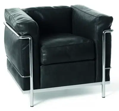 LC2, siège cubique moderne de couleur noire avec structure apparente en métal