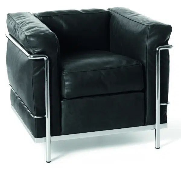 LC2, siège cubique moderne de couleur noire avec structure apparente en métal 