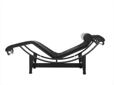 Chaise longue noire LC4 de profil 