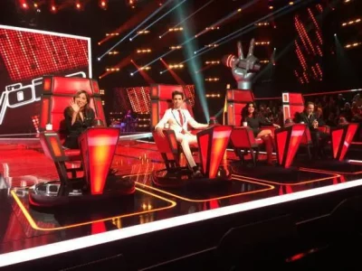 Les jurys The voice sont dos au plateau, installés sur leur grand fauteuil 