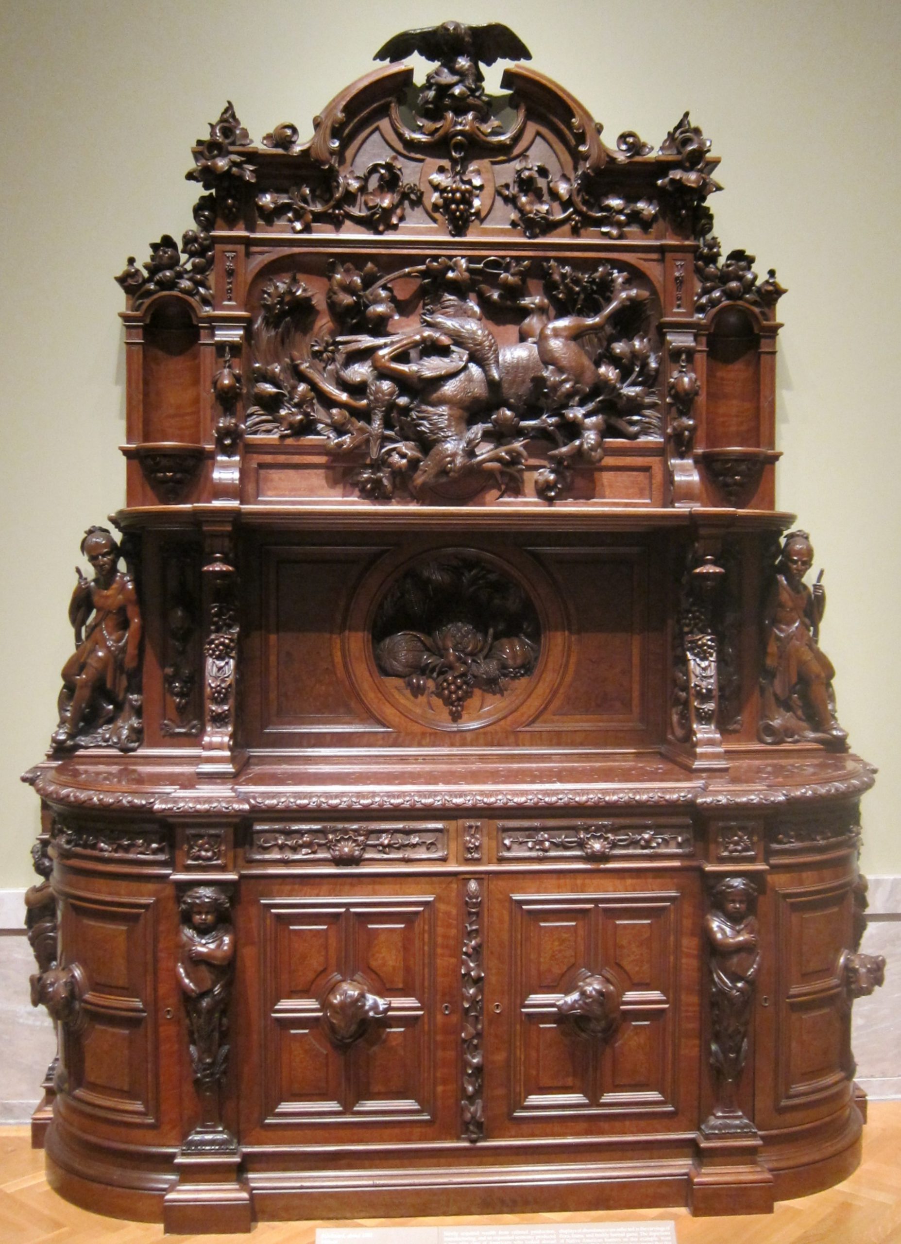 Immense buffet en bois sombre avec beaucoup d'ornements et sculptures de bois en relief