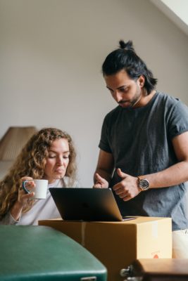 Un couple consulte l'écran de son ordinateur pour faire un achat