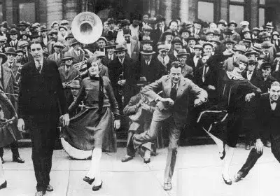 Danseurs de charleston dans la rue, image d'époque ne noir et blanc