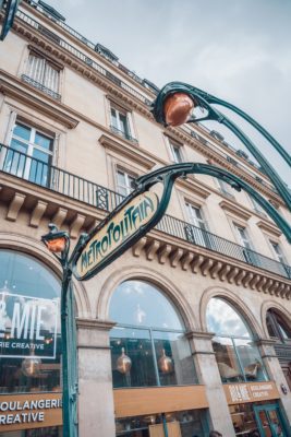 Vue sur entrée métro parisien art nouveau et façade 