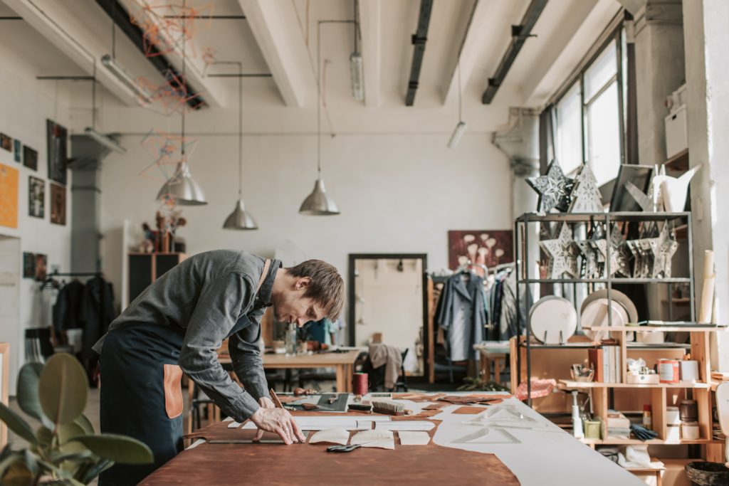 artisan dans un grand atelier lumineux