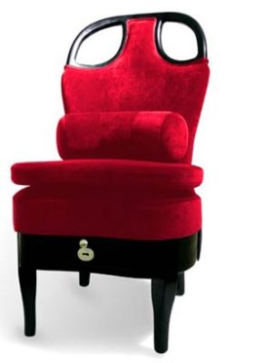 Fauteuil la courtisane recouvert de velours rouge 