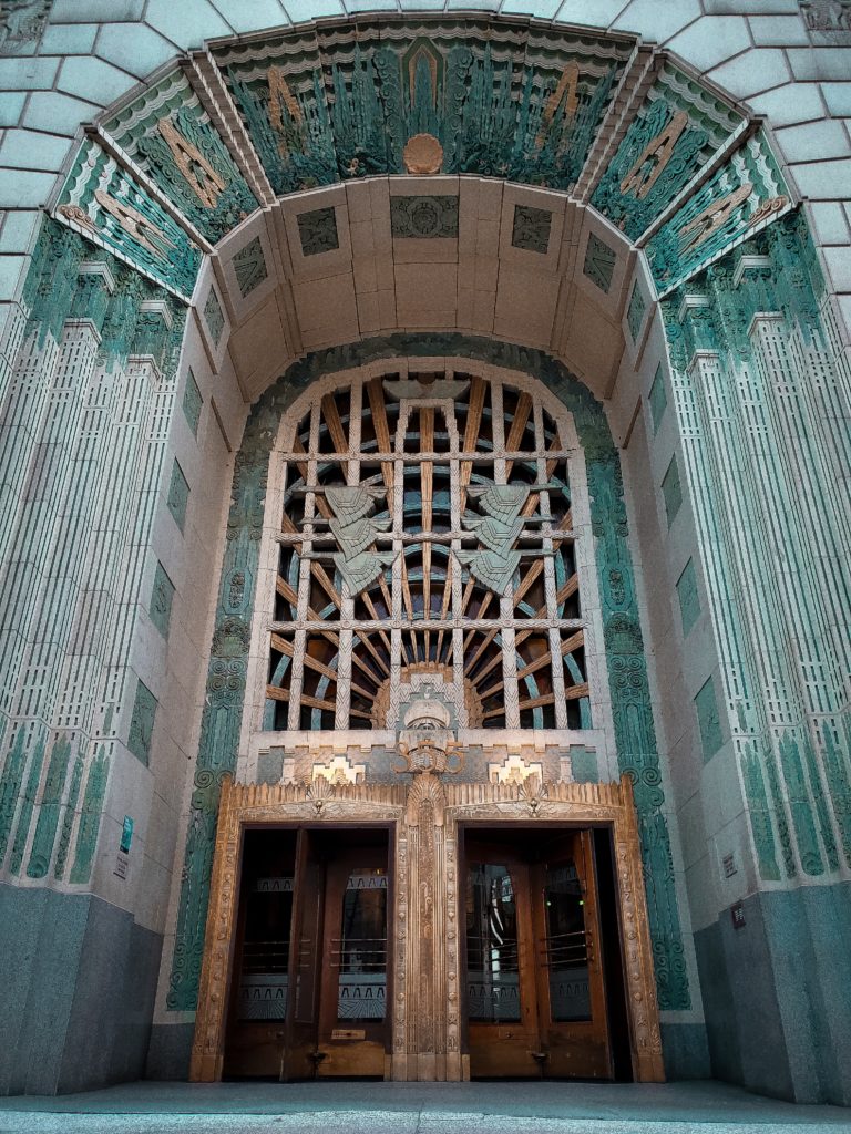 Entrée d'immeuble tyique du mouvement art déco avec des lignes droites et symétriques