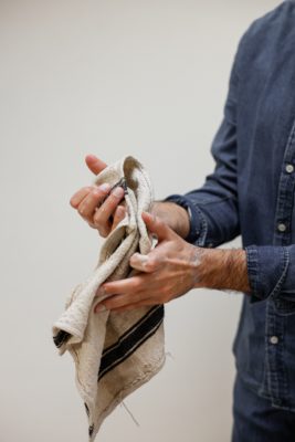 Zoom sur des mains d'hommes utilisant un chiffon en tissu