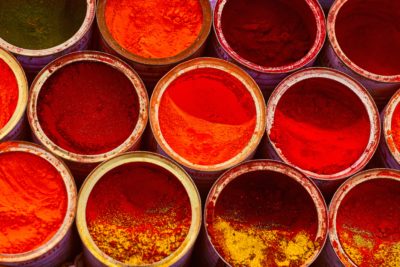 Pots de pigments en poudre de couleurs chaudes