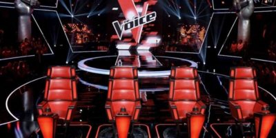 Vue globale du plateau de l'émission The Voice sur TF1 avec ses quatre fauteuils rouges