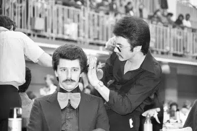 Photo noir et blanc un coiffeur et son client moustachu