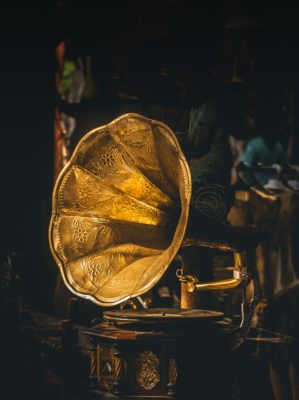 Gramophone d'époque doré avec socle en bois