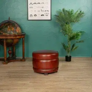 Repose-pieds rond cognac en cuir de basane en ambiance