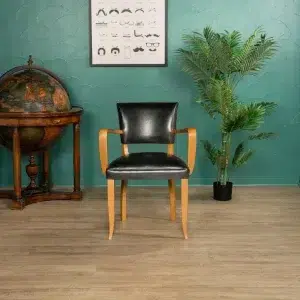 Chaise club cuir noir et chêne clair bridge avec accoudoirs