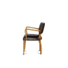 Chaise club Bridge avec accoudoirs, cuir noir et chêne clair, vue de côté