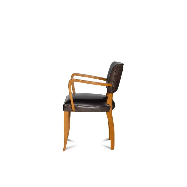 Chaise club Bridge avec accoudoirs, cuir noir et chêne clair, vue de côté