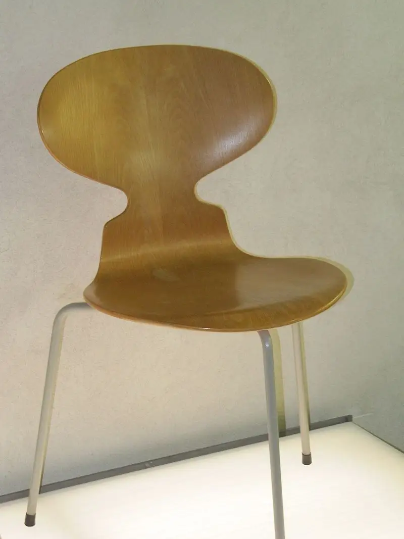 La chaise Fourmi d'Arne Jacobsen en bois clair et structure en métal