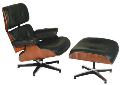 Le fauteuil Lounge de Charles Eames, revêtement en cuir noir, structure en bois sombre et piètement sur roulettes  