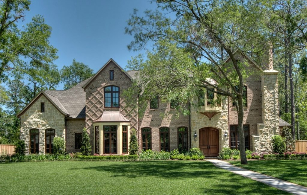 Grande maison anglaise style Tudor avec un jardin verdoyant 