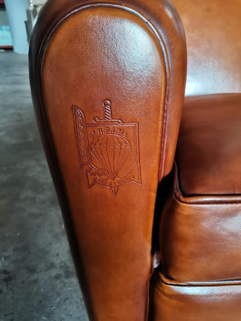 Marquage du cuir de basane entièrement personnalisable sur accoudoir d'un fauteuil club