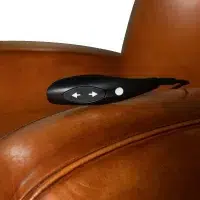 Fauteuil club relax en cuir Grand Carré havane, zoom accotoir et télécommande