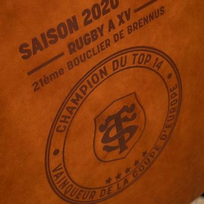 zoom sur le logo du stade toulousain gravé dans le cuir du dossier du fauteuil héritage