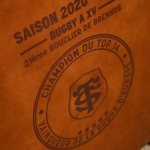 zoom sur le logo du stade toulousain gravé dans le cuir du dossier du fauteuil héritage 