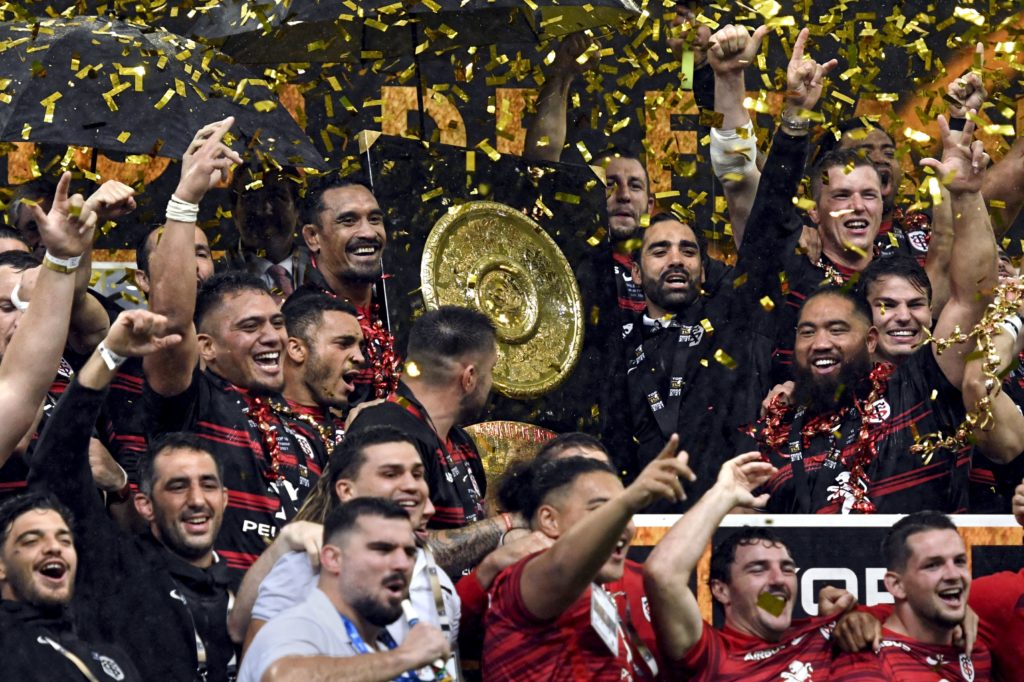 L'équipe de rugby du Stade Toulousain soulève leur 21 bouclier de Brennus dans la liesse générale