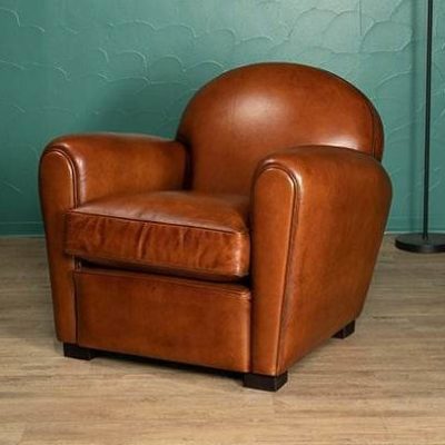 fauteuil club en cuir de basane camel vu de biais 