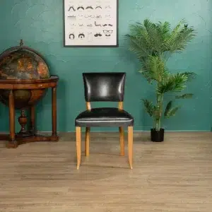 Chaise club cuir noir et chêne clair Bridge