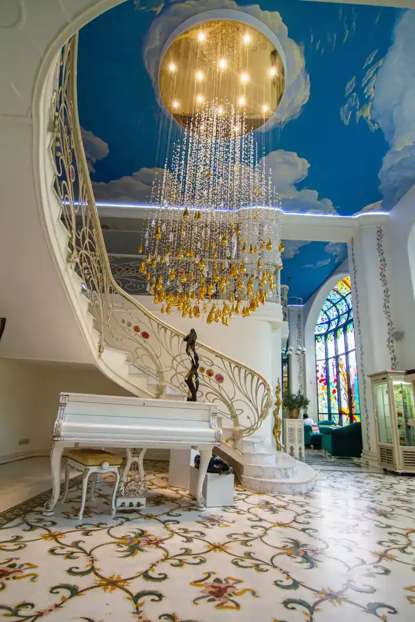 Entrée lumineuse avec des couleurs vives et des décorations aux formes végétales