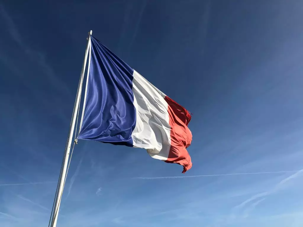 Drapeau de la France qui flotte dans les airs 