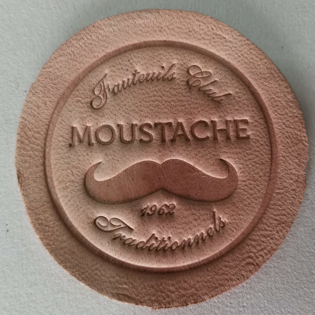 Pièce de cuir gravée avec Logo Moustache Mon Fauteuil Club