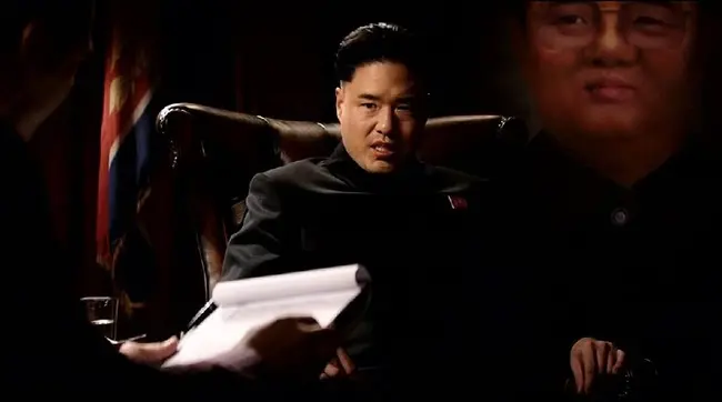 Le personnage du dictateur Kim Jong-Un installé dans son fauteuil Chesterfield démesuré 