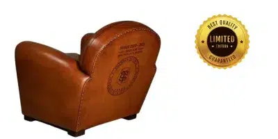 Fauteuil club Héritage vu de dos, cuir de basane camel, accompagné d'un blason doré certifiiant que c'est une édition limitée 