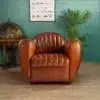 Fauteuil club Eugène rond compact en cuir havane – vue de face en ambiance