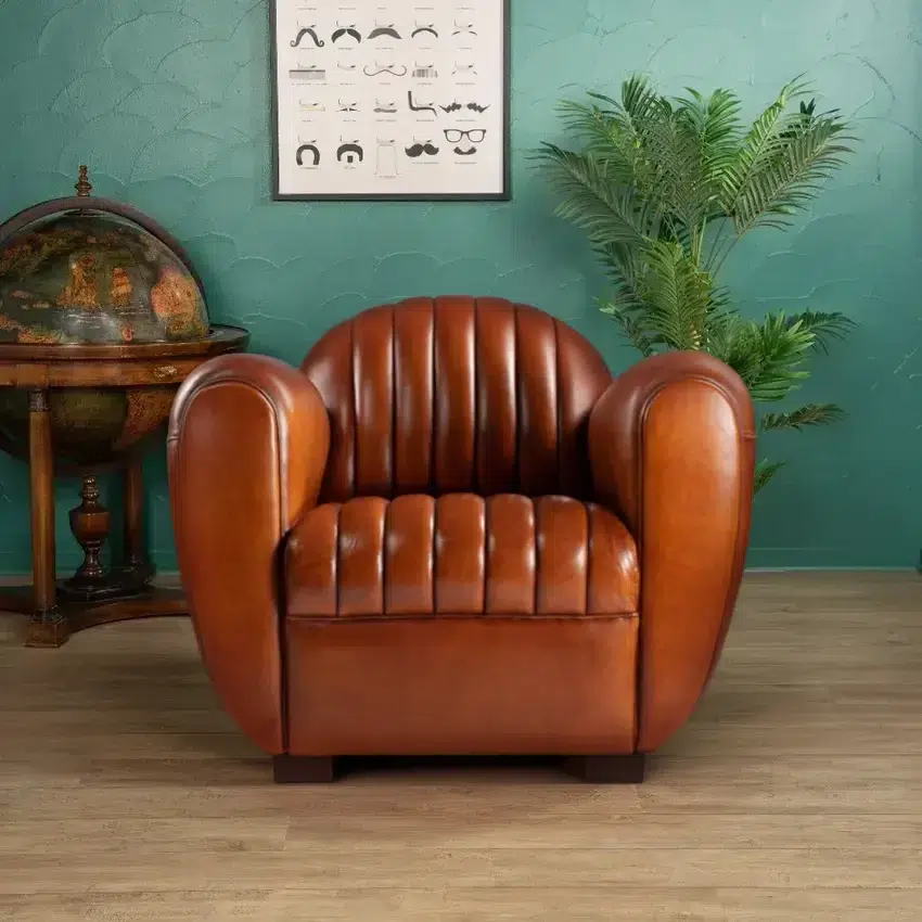 Fauteuil club Eugène rond compact en cuir havane – vue de face en ambiance