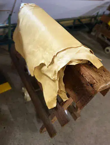 Tannage végétal artisanal donnant naissance à un cuir haut de gamme pour fauteuil club