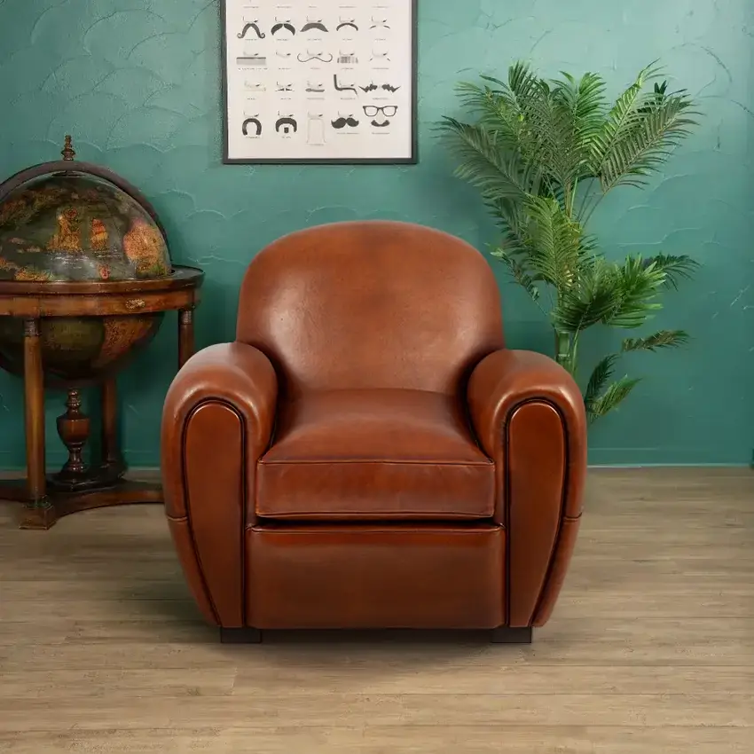 Fauteuil club Raymond en cuir de basane couleur havane, dossier rond et accoudoirs galbés, vue de face