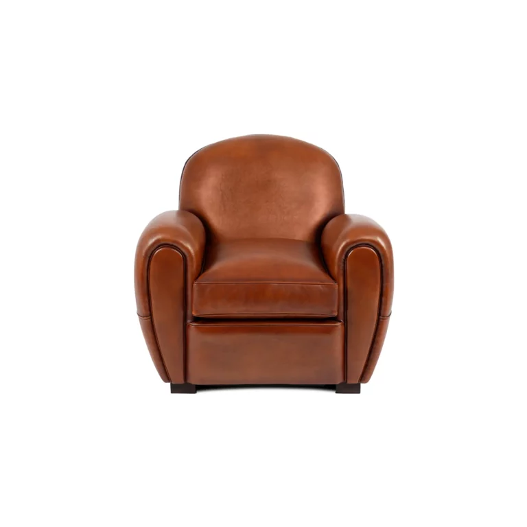 Fauteuil club Raymond en cuir de basane couleur havane, dossier rond et accoudoirs galbés, vue de face sur fond blanc