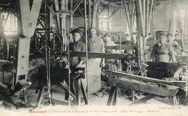 Atelier de tannerie à Mazamet au 19ème siècle, ouvriers travaillant la basane devant les machines, photo ancienne en noir et blanc