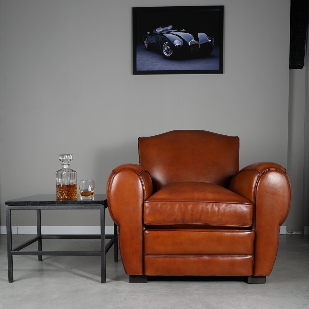 Fauteuil club cuir havane Moustache 1930 en ambiance vue de face